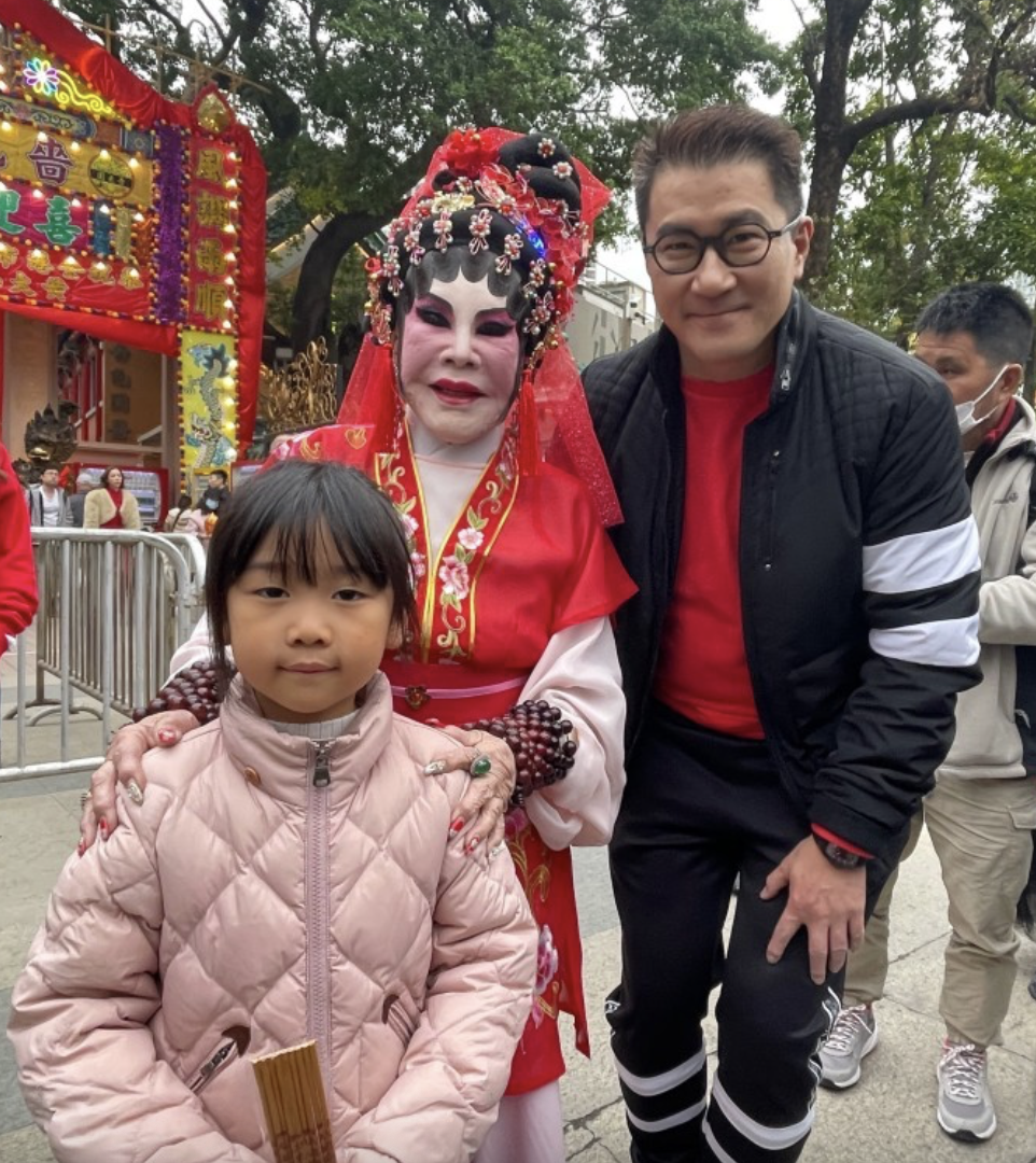 上头柱香,造型夺目路人争相合照,已连续60年上香_头香_香港_黄大仙