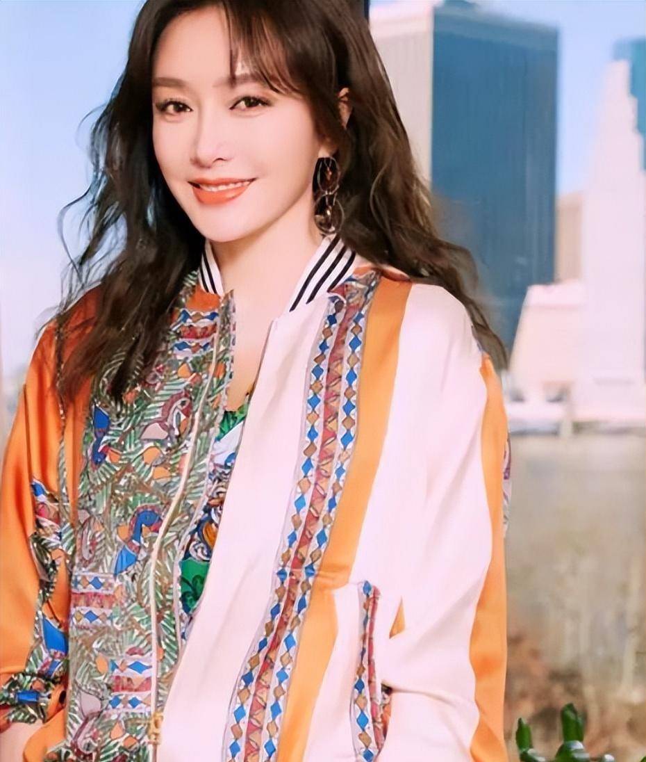 秦岚清新写真:叼棒棒糖率性可爱,小年展现迷人少女风采_生活_宁静