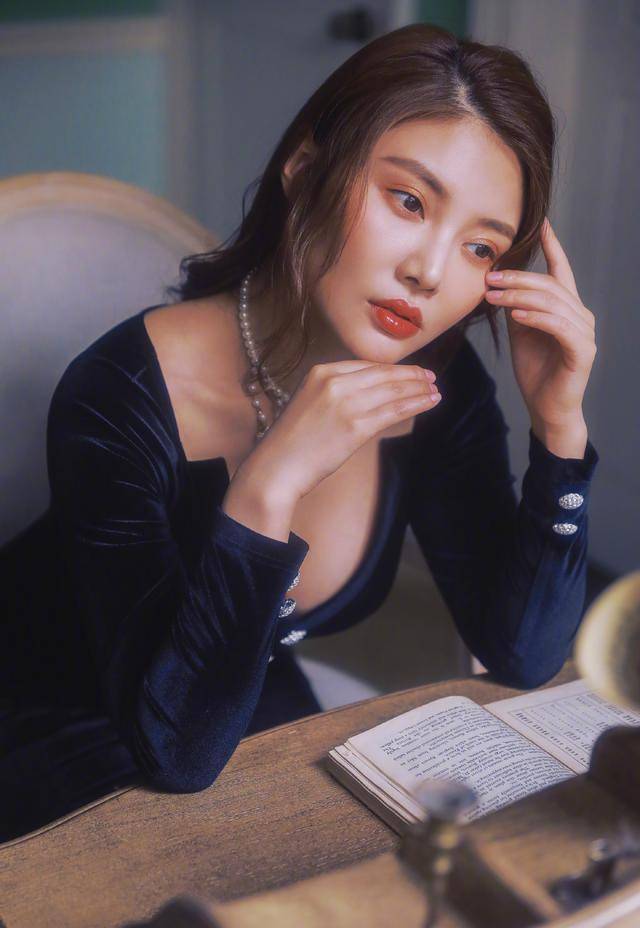 徐冬冬发胖后反而逆袭,穿丝绒裙曲线明显,就怕胸口扣子绷不住_照片_的