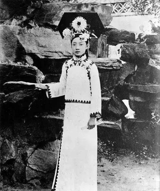 婉容因"刀妃"与溥仪反目,曾与2侍卫有染,临死为何骂无