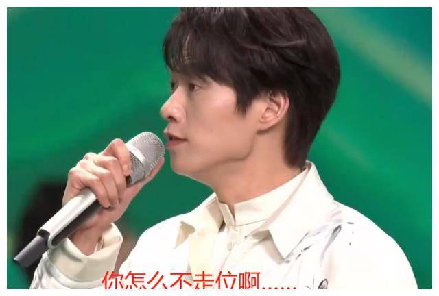 采访时透露,他们在彩排时已经商量好先往左边拜年,但白敬亭却故意走向