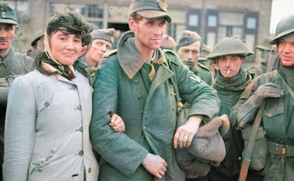 01,1945年5月德军投降后,一名德国大兵带着他的荷兰老婆正被盟军士兵
