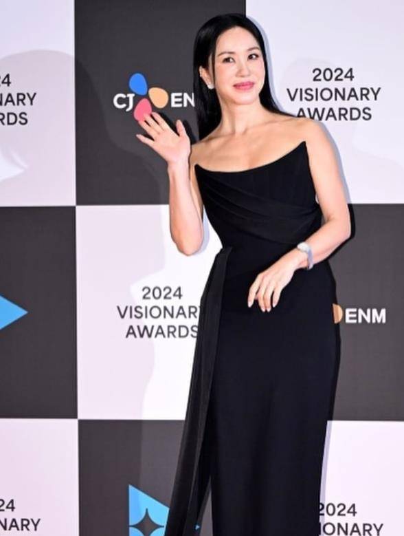 1969年出生的严正花,今年54岁,主演《仁寺洞丑闻》,《海云台》,《舞后