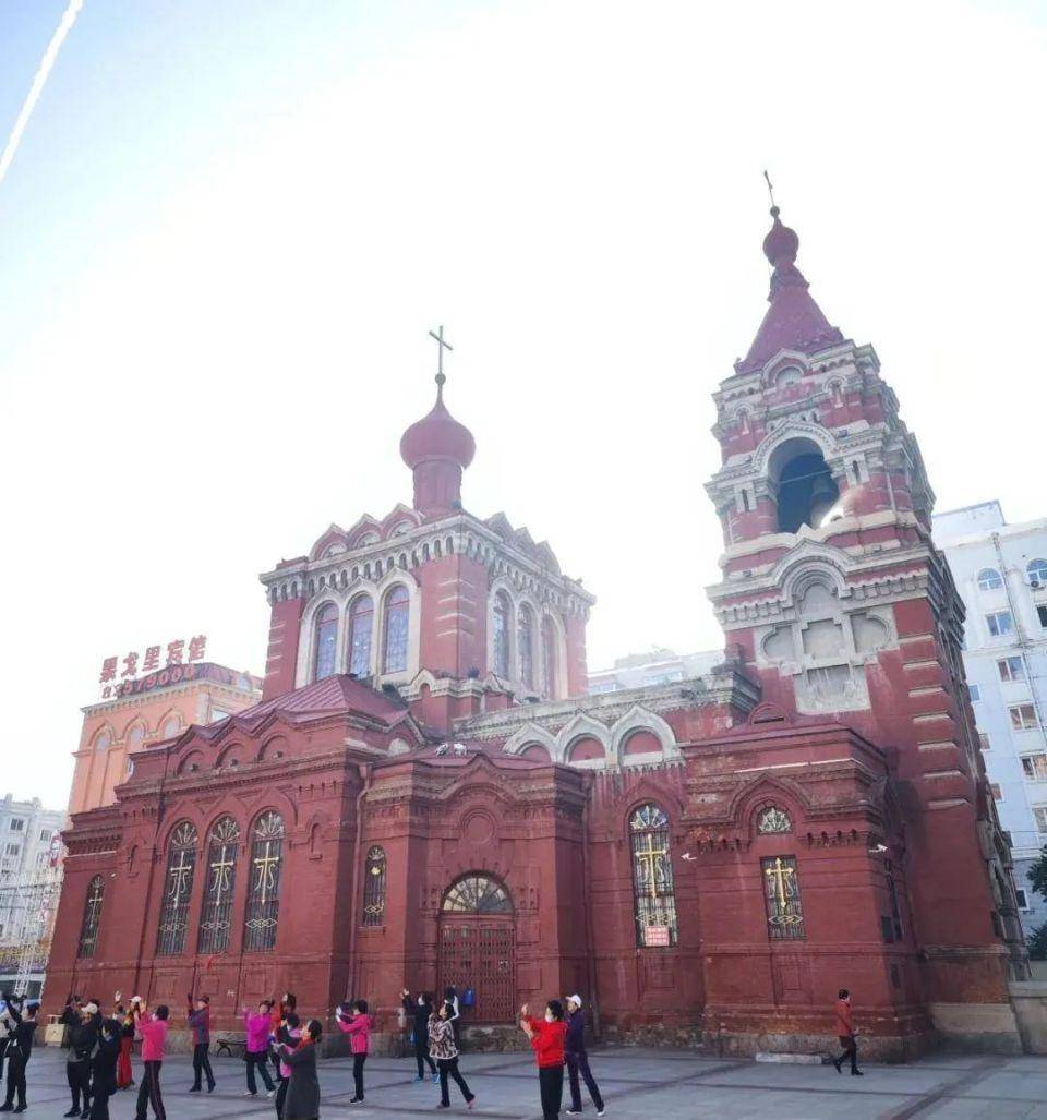 红白相间,色彩热烈明艳,建筑高大独特,墙面线角丰富,钟楼为帐篷顶式