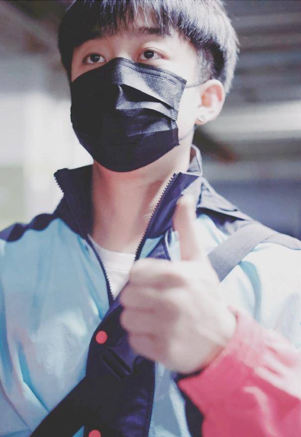 德云社烧饼晒照,看到张九龄小腿肌肉,粉丝:健身有效果了_演出_观众