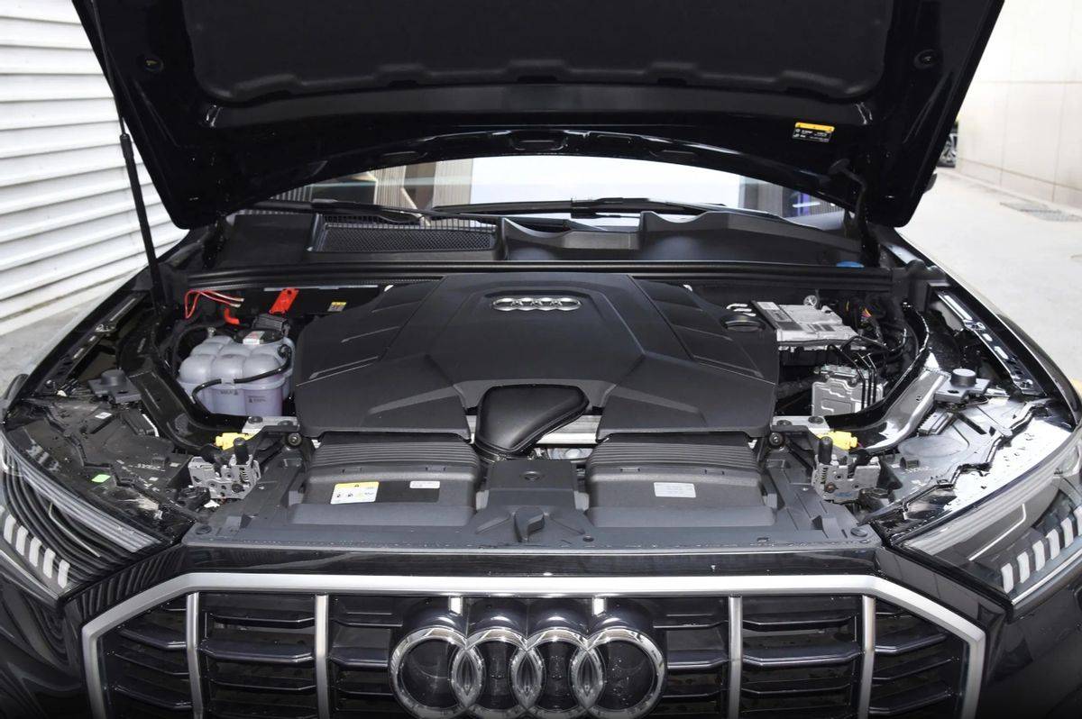 quattro全时四驱加持,标配7座布局,配多种动力版本,实拍奥迪q7_搜狐