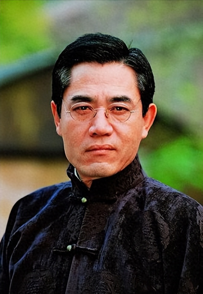 演员陈宝国:娶同学赵奎娥,结婚40年宠妻如宝,成年儿子