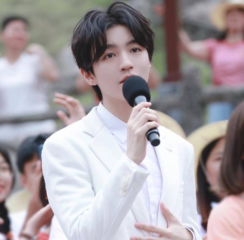 王俊凯被粉丝拍下生图,白色西装如富贵公子,却意外被下颌线抢镜_活动