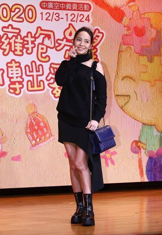 与周杰伦分手嫁富豪,40 的侯佩岑魅力不减,穿黑色长裙