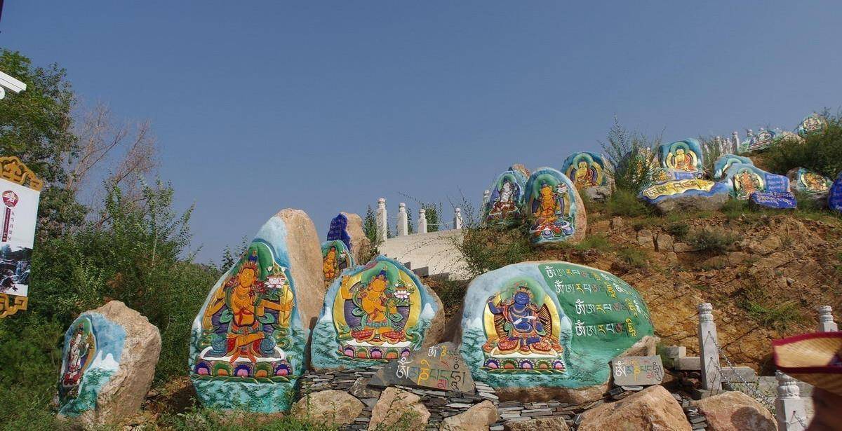 五当召被誉为"大山深处的小布达拉宫",主要得益于它的建造模式,寺庙