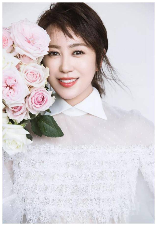 马丽夺人心,送粉丝惊喜!众人方若醉,争相模仿穿鞋趣.