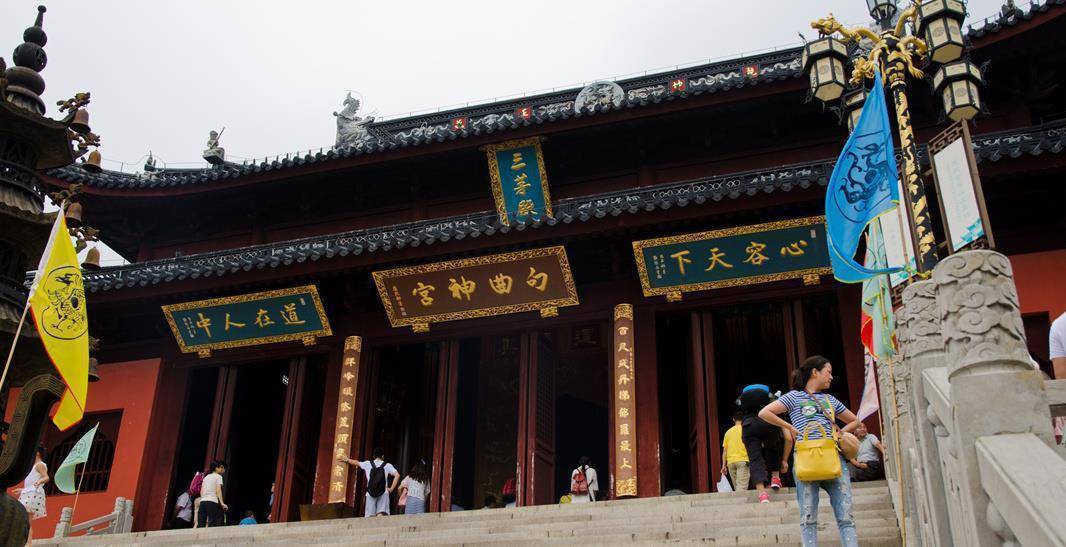 他们三兄弟据说便是在穹窿山上得道,现在山上还留有"三茅真君断碑