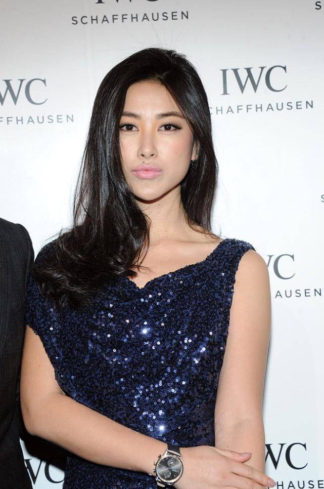 朱珠的美是骨子里的,一件靓丽的亮片长裙,穿得高级又