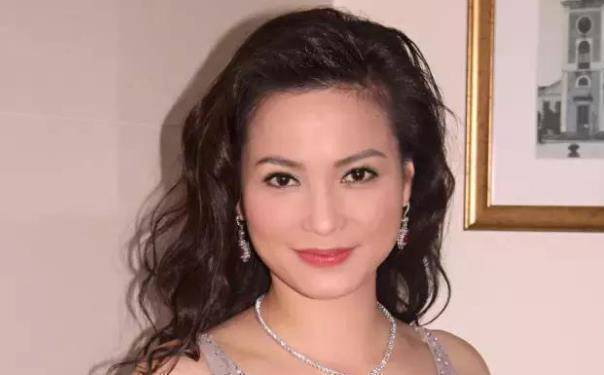 当年嫌弃吴京穷甩了他,转身嫁富豪却被分手,如今成成卖鱼大婶_樊亦敏