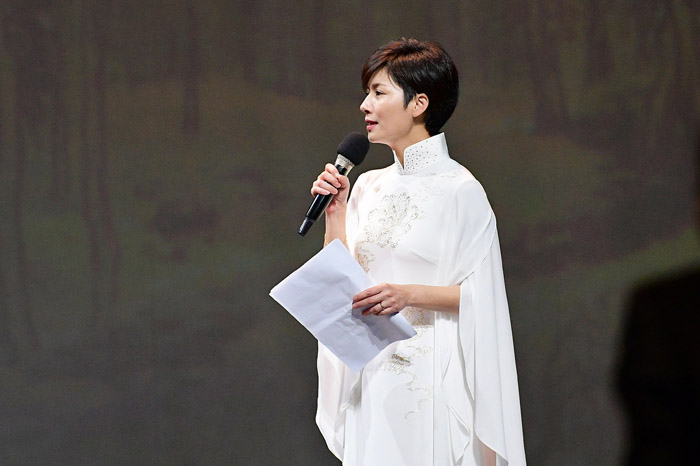 央视主持人吉雪萍:嫁富豪老公幸福美满,一儿一女凑成了一个好字_表演_