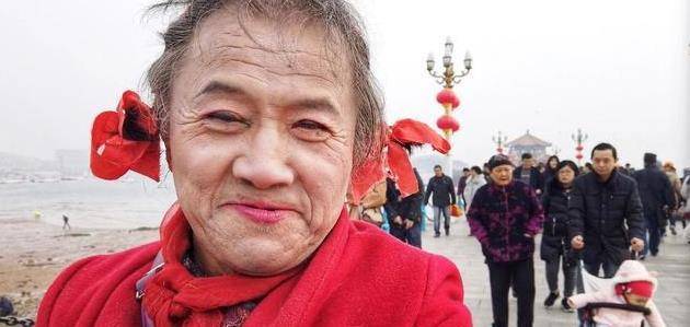 靠拾荒还清18万巨债,曾因"穿女装"一夜爆红,他都经历?