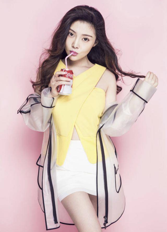 徐冬冬发胖后反而逆袭,穿丝绒裙曲线明显,就怕胸口扣子绷不住_照片_的