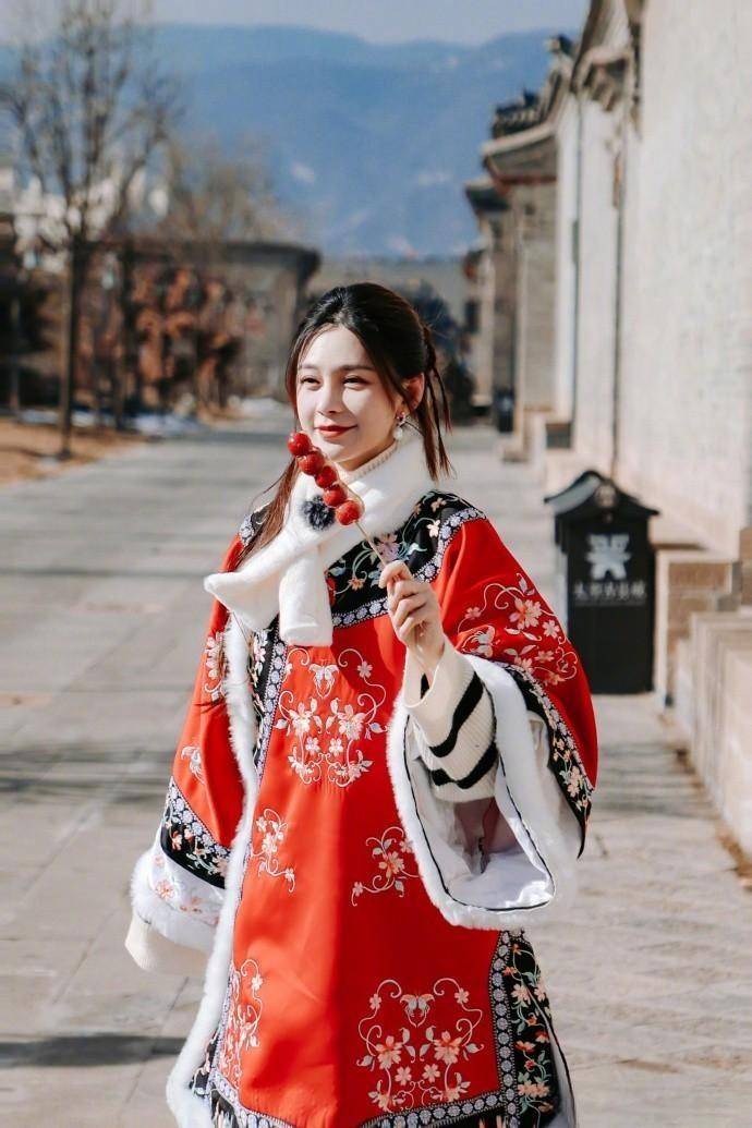 沈梦辰新年回湘西老家晒合影,一家其乐融融,身边的他笑的很开心_时光