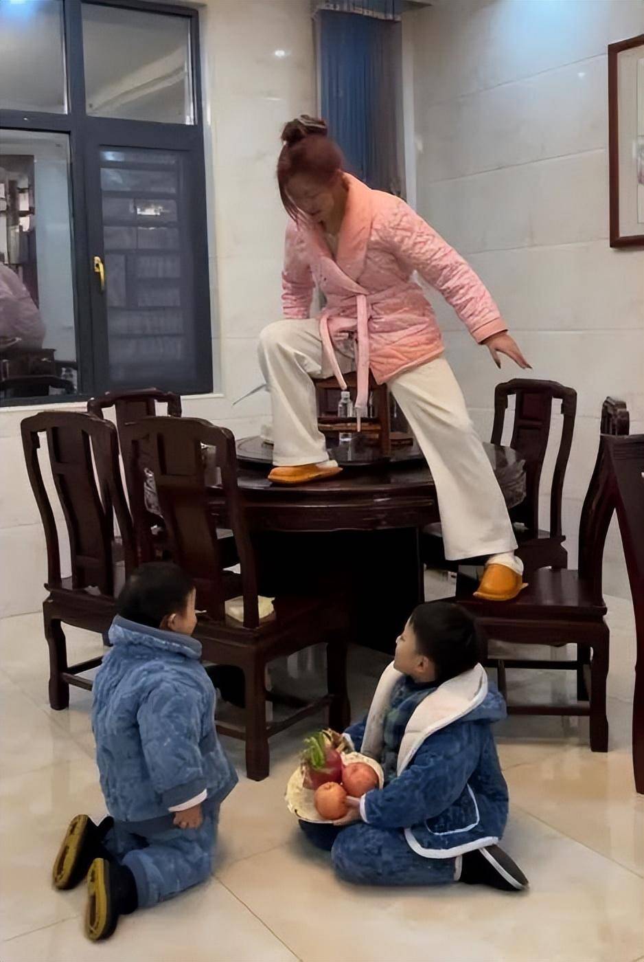 回家过年,大学生怎么成了"德华"?_孩子_姑姑_时候