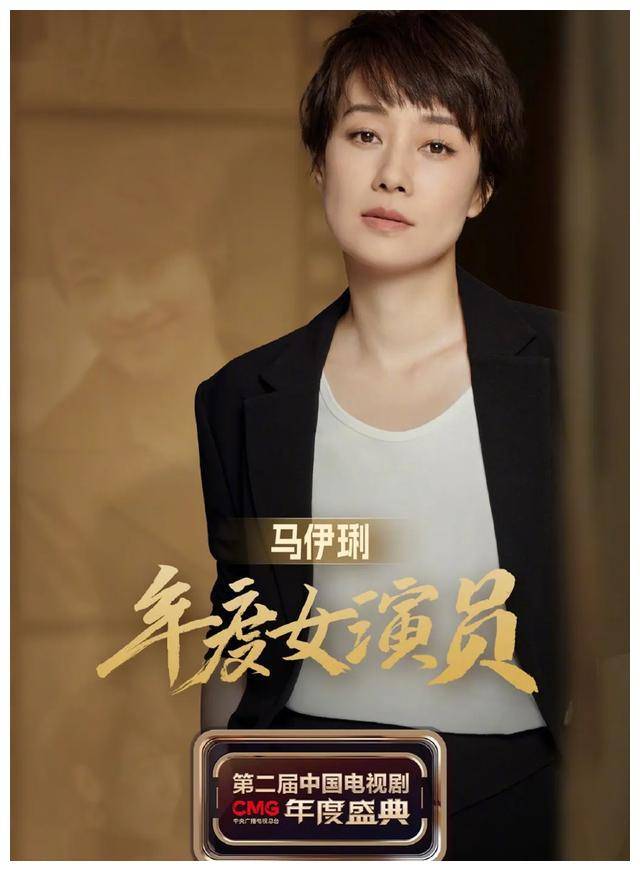 肖战凭借《梦中的那片海》和《骄阳伴我》获得了"年度突破男演员"荣誉