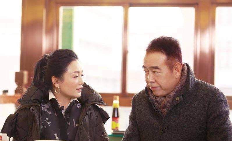 陈凯歌妻子陈红露面,身材臃肿美貌不再,曾被称"大陆第一美女"_工作