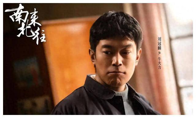 在电视剧《南来北往》中,我们可以看到两位演员白敬亭和刘冠麟的精彩