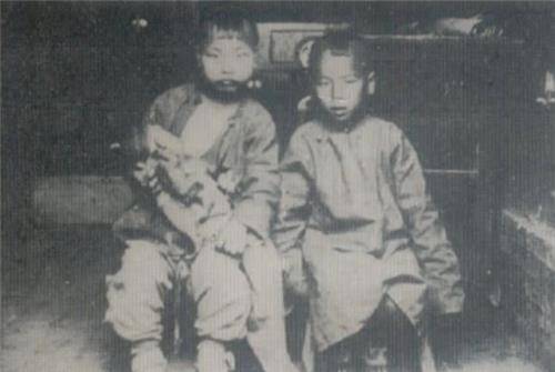 6年前,英国13岁男孩和邻居偷尝禁果,生下一女儿,如今