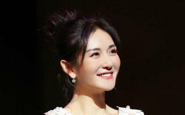 谢娜宣布怀二胎,跳跳俏俏当姐姐,网友喊话赵丽颖:又要买锁了_张杰