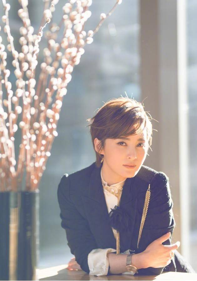 蒋勤勤与老公亮相,带火了一种新穿法:"上身去开会下身