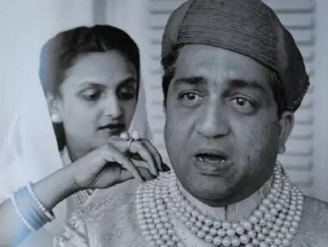 她生平最爱买珠宝,带8个孩子改嫁王室后仍受宠,后来过