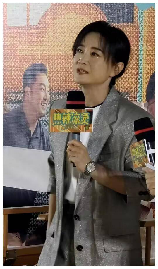 《贾玲首映礼上泪洒当场,太飒气!"观众大喊漂亮》_认可_电影_杨幂