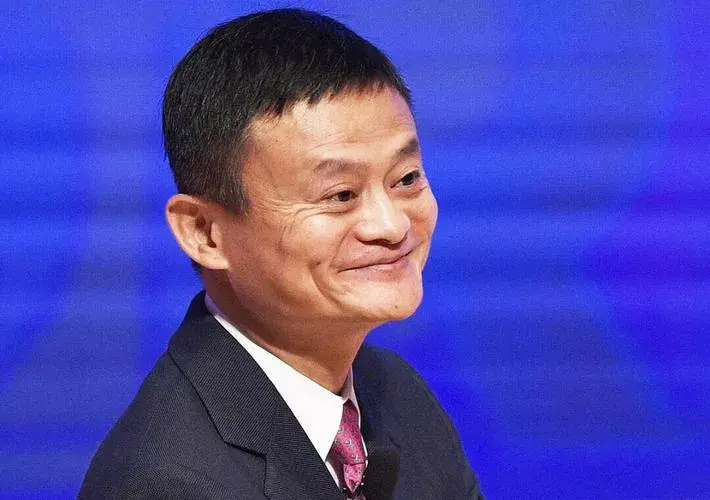 马云一家新西兰被偶遇,老婆戴巨型面罩非常神秘,打包剩菜显节俭