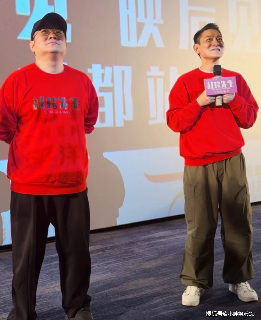 粉丝拿刘德华30年前签名,希望刘德华鉴定,本人回应惹称赞_照片_卫衣