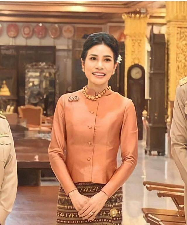 王室明珠,诗妮娜贵妃穿泰服神似诗丽吉,难怪拉玛十世