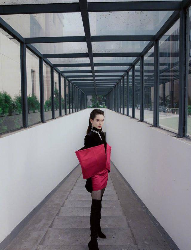 戚薇太大胆了,穿时尚"渔网裙"配黑色热裤,小蛮腰十足