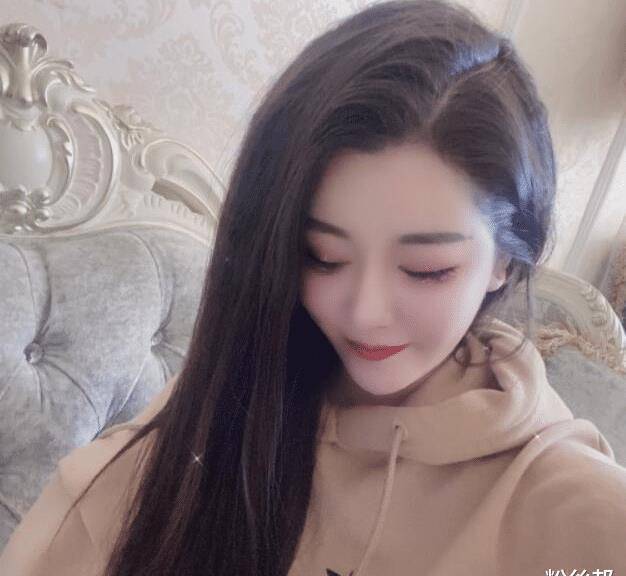 鸽宝表示,其实在很早的时候自己其实有喜欢过人气主播阿哲,但是就那么