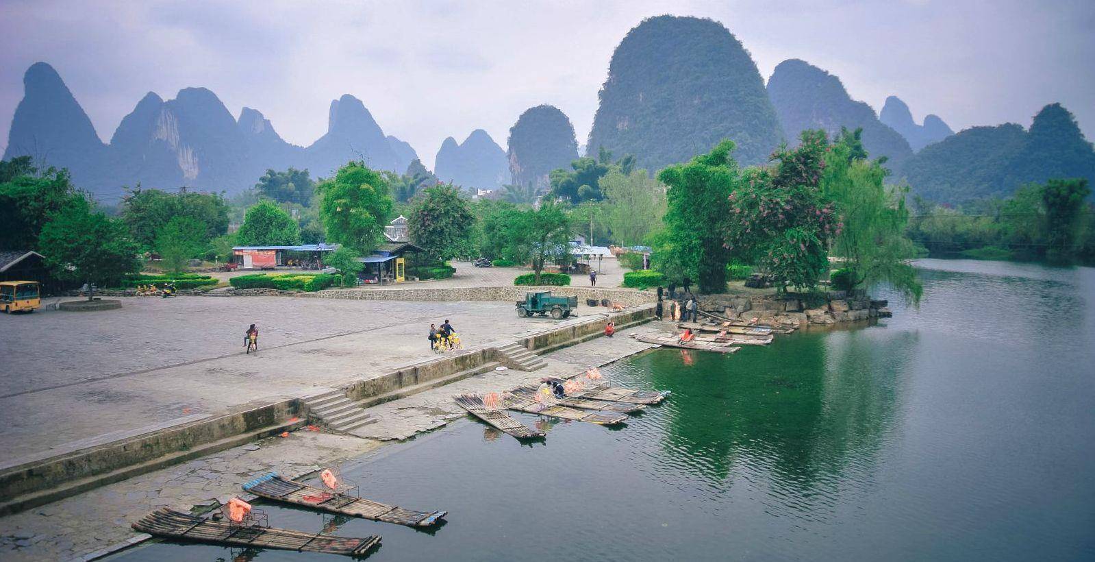 九马画山的石壁上有酷似九匹马的图案,许多第一次前往兴坪古镇的人