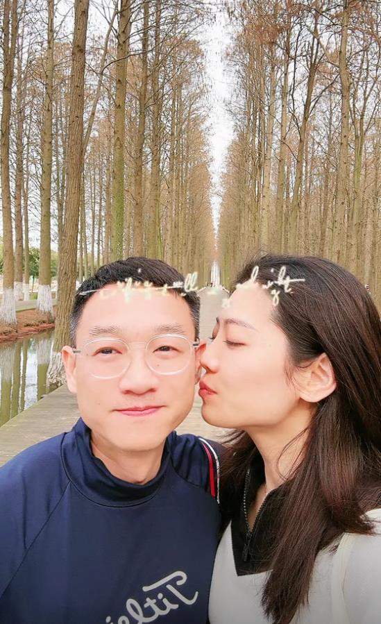 杨云先是分享出与杨威二人合照,照片中,杨威将老婆揽入怀中,获妻子