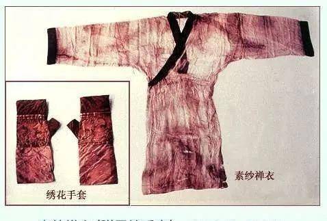 其实当时文物专家对这件西汉直裾素纱襌衣有很大的争议,有专家质疑它