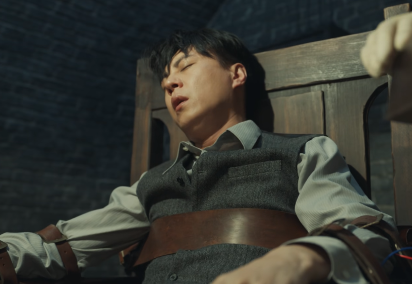 2023年,在电视剧《无间》中,靳东所饰演陆风,他的某场受刑戏码仿佛将