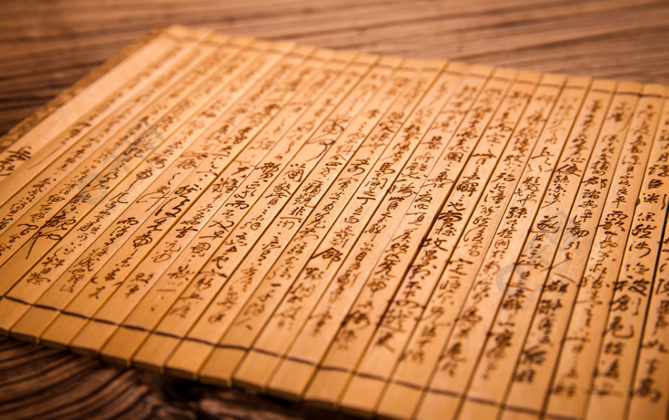 而到了后来,我们的祖先找到了一种新的东西,那就是竹简.