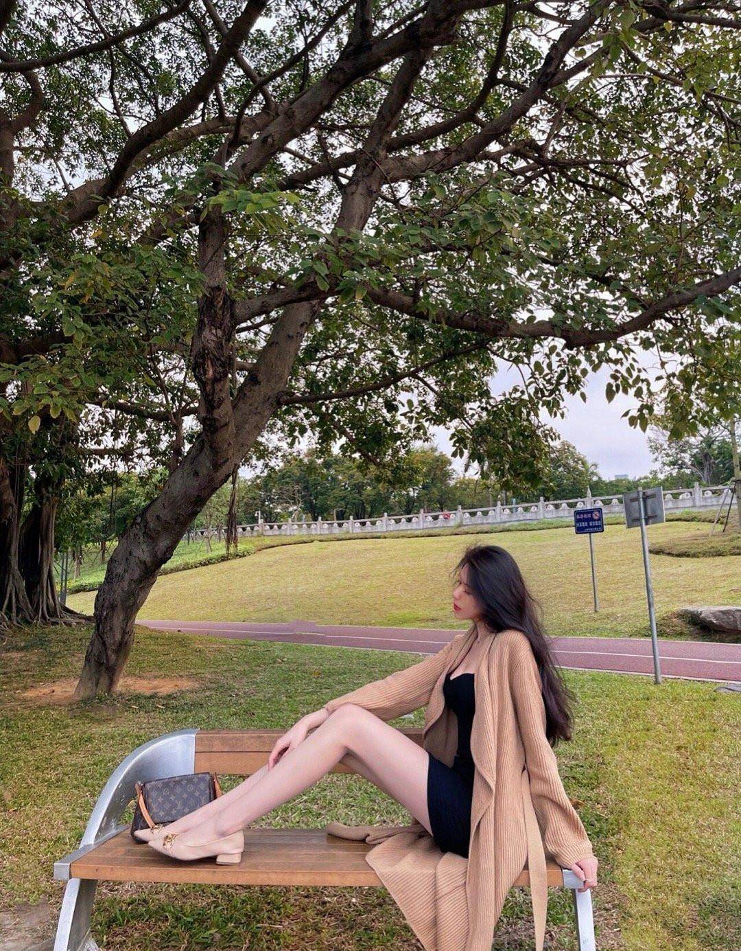 公园里遇到的小姐姐太会打扮了,问她要微信会给吗_时尚_感觉_外套