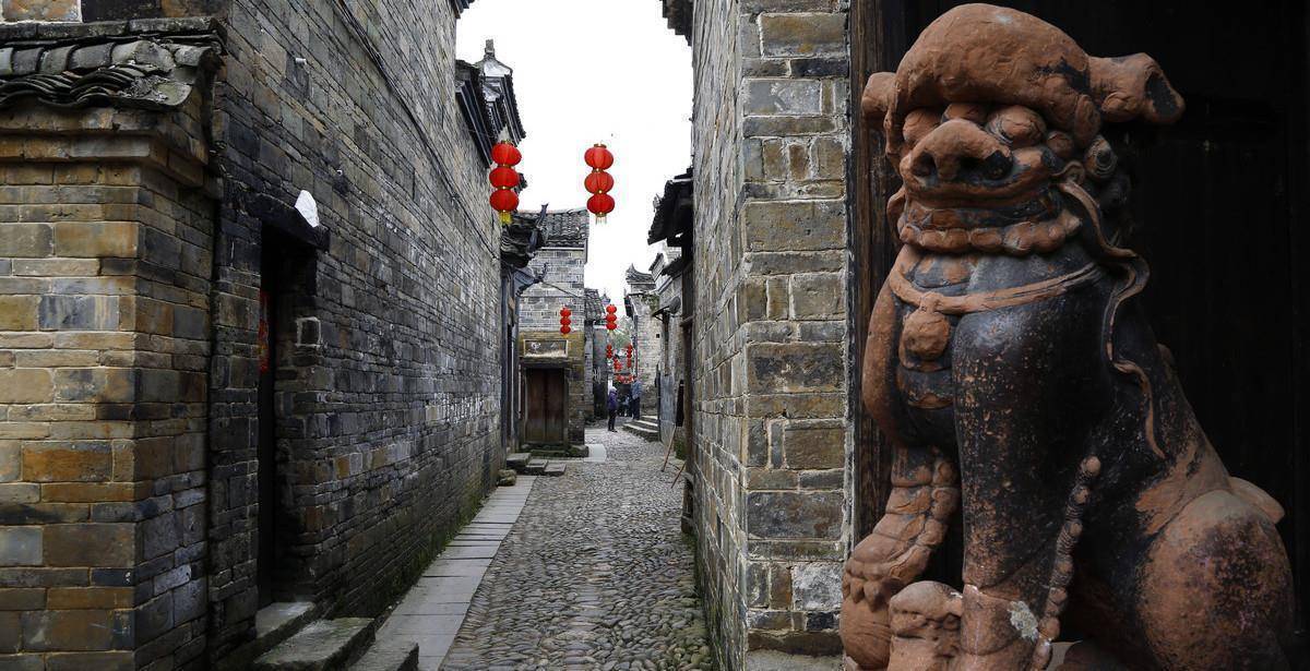 流坑古村西北处依靠江面建造的武当阁,兴建于明朝,经过多次修缮,重建