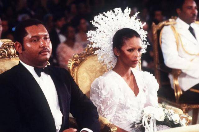 在这种情况下,西蒙娜·杜瓦利埃不得不得屈服于儿子,离开海地,去国外