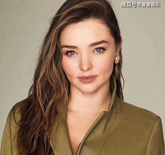 绝世尤物梦幻写真——米兰达·可儿的魅力展示_画作_来自_笑容