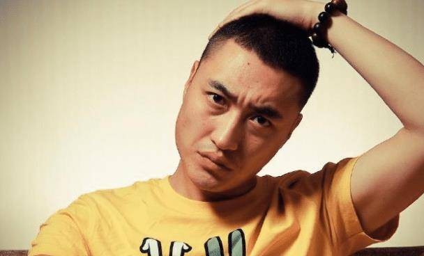 大红大紫,却他凭借着自己的能力以及张老师的力捧,从一个普通的演员