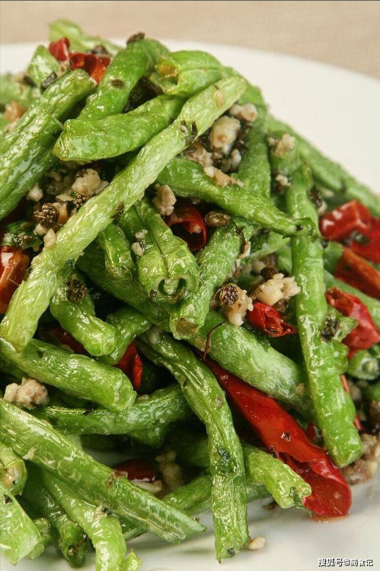 干煸四季豆准备原料:四季豆,肉沫,干辣椒段,花椒粒,蒜粒等.