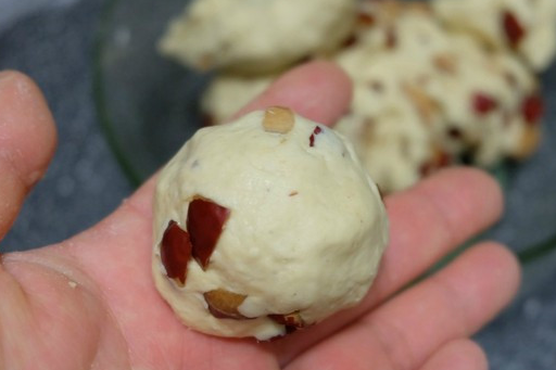 如果是实心的就是馒头了,捏出小坑就是窝头了;8,把每个小米