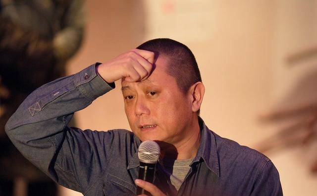 在2013年,女儿的婚礼上,王朔很多朋友陈丹青,冯小刚等都到场了.