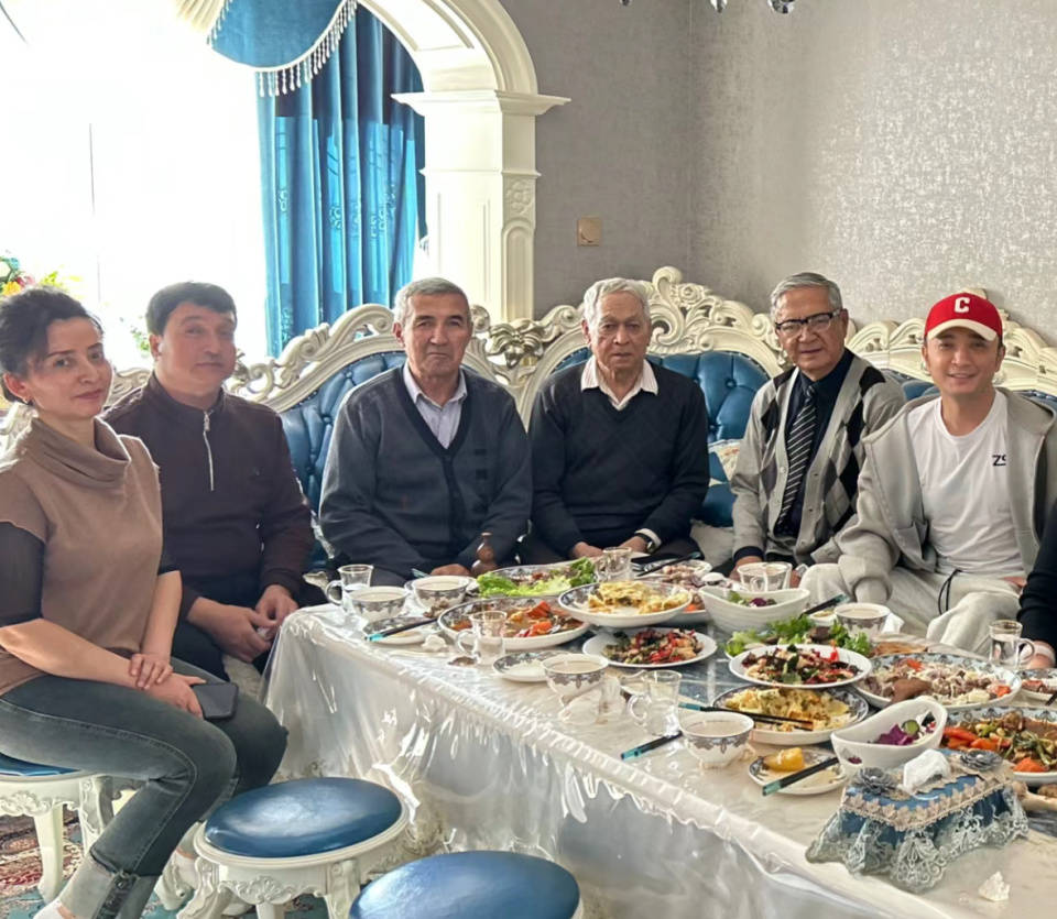尼格买提全家聚餐,嫂子妹妹都是高颜值,小尼父亲兄弟三人眉眼相似